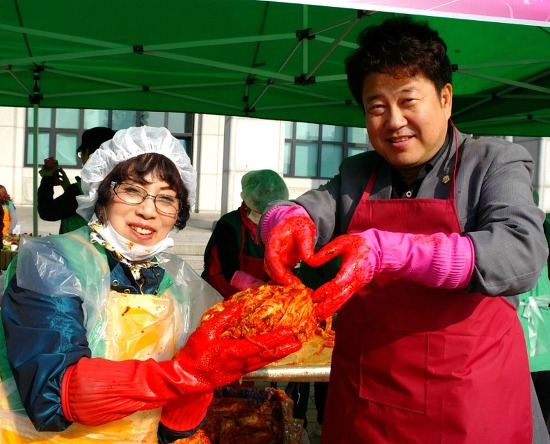 어려운 이웃을 위한 김장을 준비하여 사랑의 하트와 함께 날려보내기 위해
